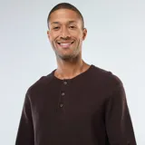 Sweater de punto marrón oscuro con textura de punto fantasía, cuello redondo con abertura de tres botones y manga larga con puños y bajo acanalados.