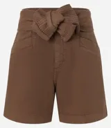 Short de cintura media color crudo, con cinturón de lazo y bolsillos laterales.