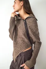 Sweater de punto con diseño de trenzas, cuello polo con cierre frontal asimétrico, manga larga y corte relajado.
