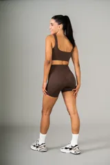 Top deportivo azul con textura acanalada, escote redondo y breteles anchos.