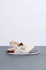 Sandalias Brokers Wear modelo Leblon White, de diseño bicolor en tonos beige y gris con puntera gris, tira ajustable con hebilla metálica y tira trasera.