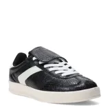 Championes de mujer de caña baja, color negro con textura de piel de serpiente. Presentan una franja lateral blanca y cordones blancos. La suela es gruesa y de color blanco hueso.