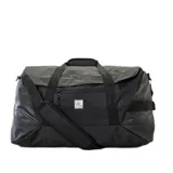 Bolso de viaje tipo duffle Rip Curl Packable Duffle 50L, color negro, con logo estampado en el frente, doble asa de mano y correa de hombro ajustable y extraíble.