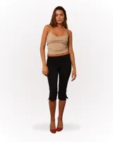 Top color beige con breteles finos y escote redondo.