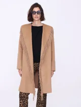 Tapado color camel con cuello con flecos y mangas largas.