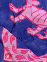 Pañuelo cuadrado de 100x100 cm, color azul marino con estampado de tigre y borde con diseño floral en color dorado.