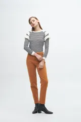 Pantalón de jean color tostado, de corte recto y tiro medio, con cierre frontal y bolsillos laterales.