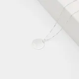 Conjunto de plata 925 con cadena de eslabones y dije redondo con tres corazones grabados.
