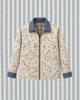 Campera de lona con estampado exclusivo de caballos y flores, corte recto y calce cómodo. Presenta cuello y puños de pana en color azul, cierre frontal metálico y dos bolsillos frontales con remaches.