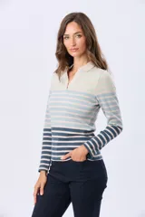 Remera polo de manga larga confeccionada en tejido de algodón con elastano. Presenta un diseño de rayas horizontales en tonos degradé, cuello tipo polo sin botones y un ajuste al cuerpo.