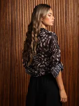 Camisa de gasa con estampado animal print y detalles de hilos de lurex, de corte clásico con cuello camisero y mangas largas con puños.