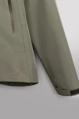 Cazadora deportiva de ajuste regular, confeccionada en tejido técnico de tres capas con membrana impermeable (resistencia al agua ≥15K) y costuras termoselladas. Presenta cuello subido con capucha ajustable, manga larga con puños ajustables con tira adherente, aberturas con cremallera termosellada en axilas para ventilación, bolsillos frontales con cremallera termofijada y bajo ajustable con elásticos laterales.