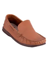 Mocasín color marrón claro de cuero liso, con costuras a la vista y suela marrón oscura.