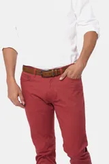 Pantalón de gabardina de corte recto y cinco bolsillos, con diseño liso y trabillas para cinturón.