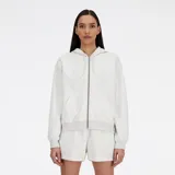 Campera con capucha New Balance, color gris jaspeado, con cierre frontal completo y logo bordado en el pecho.