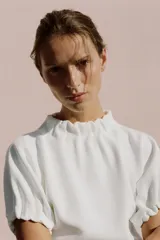 Minifalda de punto blanca, con cintura elástica y diseño en evasé.
