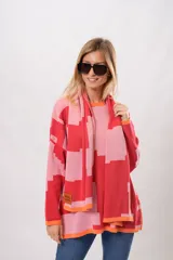 Sweater de punto con diseño geométrico abstracto en tonos rosa y rojo, con cuello redondo y puños y bajo acanalados en color naranja.