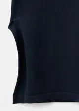 Pantalón azul marino de tiro medio, corte recto y holgado con aberturas laterales en el bajo.