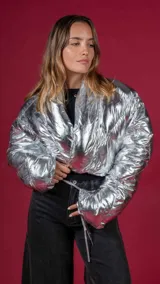 Campera puffer plateada corta con cordones ajustables en el ruedo.