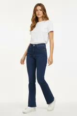 Pantalón de jean azul oscuro, tiro alto, con corte oxford (acampanado desde la rodilla).