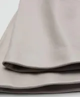 Guantes largos de piel ovina en color gris claro, con forro interior de poliéster y diseño sin cierre.