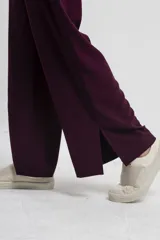 Pantalón de vestir color vino, de corte recto y tiro alto.