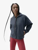 Hoodie con cierre frontal, diseño holgado y mangas raglán. Cuenta con capucha y bolsillos laterales, confeccionado en tejido técnico de tacto suave.