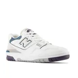 Championes urbanos New Balance modelo 550, con diseño retro inspirado en el básquet. Presentan una base de cuero blanco con perforaciones laterales, detalles en azul petróleo, gris y violeta en el talón y la suela. Incluyen el logo N característico en los laterales y el número 550 en el frente.