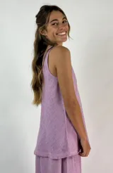 Musculosa lila de lino con escote en V y sisas amplias.