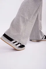 Pantalón de frizza estilo wide leg, color gris melange, con corte recto y holgado, cintura elástica con cordón de ajuste y bolsillos laterales.