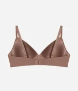 Soutien triangular de microfibra color beige, con copas preformadas, sin aro y breteles finos ajustables.