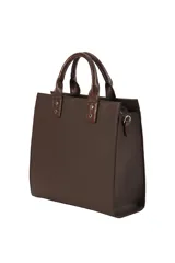 Bolso de mano tipo tote de diseño cuadrado, confeccionado en cuero sintético con textura granulada. Presenta asas superiores con detalle de textura efecto reptil y herrajes metálicos plateados.