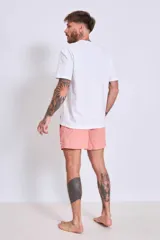Short de baño color marrón con cordón ajustable en la cintura.