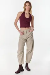 Top halter bordó de corte ajustado y diseño minimalista.