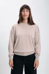 Buzo tejido de punto con cuello redondo a la base, de calce holgado y mangas largas con puños acanalados.