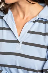 Sweater tipo polo de manga larga con diseño de rayas horizontales en tonos celeste y marrón oscuro. Presenta cuello camisero con abertura frontal y corte recto.