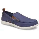 Mocasín Crocs modelo Walu Syn de estilo náutico, confeccionado en lona azul con detalles en color marrón. Presenta suela de material Croslite flexible y diseño slip-on con ojales decorativos laterales.
