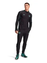 Pantalón deportivo negro Under Armour Mansory Challenger, con detalles en celeste, logo de Under Armour y logo de Mansory. Corte ajustado y tecnología que absorbe el sudor. Ideal para entrenamiento y uso casual.