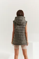 Chaleco verde militar con cierre frontal, bolsillos laterales y capucha forrada.