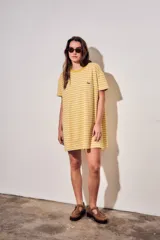 Vestido midi de manga corta con diseño a rayas horizontales amarillas y blancas, cuello redondo y detalle de bordado pequeño en el pecho.