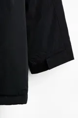 Campera parka acolchada de tejido técnico repelente al agua y rompevientos. Presenta cuello alto, capucha ajustable, cierre frontal oculto con solapa y cierre autoadherente. Incluye bolsillos calientamanos, bolsillos tipo parche con solapa y botón a presión, bolsillo interior y puños ajustables con trabilla.