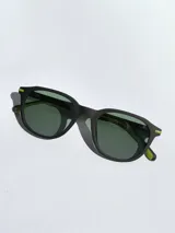 Lentes de sol Osten modelo Maui, con armazón negro de diseño redondeado y detalles en color naranja en las patillas. Cuentan con cristales polarizados con protección UV 400.