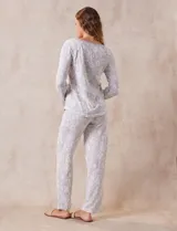 Conjunto de pijama estampado marca René Rofé, compuesto por pantalón largo y remera de mangas largas con puños. El pantalón tiene cintura elastizada con lazo de ajuste.