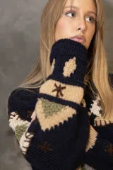 Sweater de punto artesanal en tonos marrones y beige, con diseño geométrico tejido en intarsia y detalles bordados a mano. Presenta cuello redondo y mangas largas.