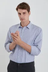 Camisa celeste y blanca a rayas verticales, de manga larga con puños abotonados y cuello clásico.
