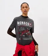 Remera de algodón gris oscuro con estampa frontal inspirada en el automovilismo y cuello redondo.