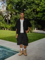 Camisa de gabardina lavada color negro, con rotura en el cuello y parche en la espalda.