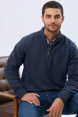 Buzo tejido de lana con cuello alto y medio cierre metálico frontal. Presenta puños y ruedo acanalados, con logo bordado en el pecho.