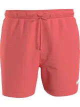 Bañador corto color salmón de poliéster reciclado, con cintura elástica ajustable con cordón, bolsillos laterales y trasero, forro de malla e insignia de goma con el logo de Calvin Klein en el bajo.