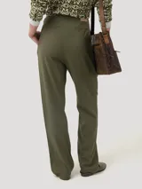 Pantalón de lino orgánico verde militar, de corte recto y tiro alto, con pinzas y detalle de botón en el lateral.